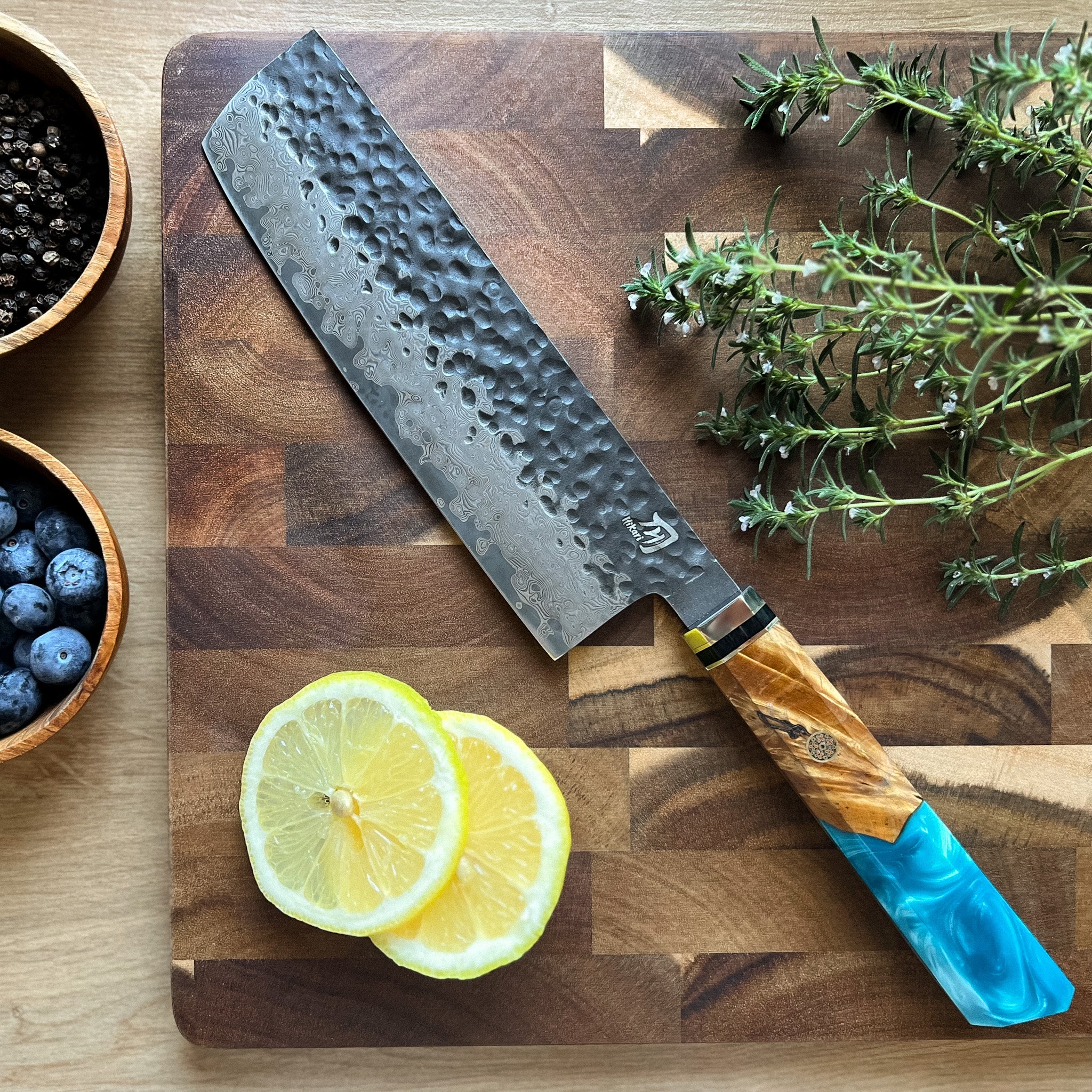 Cuțit de bucătărie Nakiri Hikari - Lamă din oțel Damascus VG-10, mâner ergonomic Burl, cuțit profesional pentru legume - Hikari