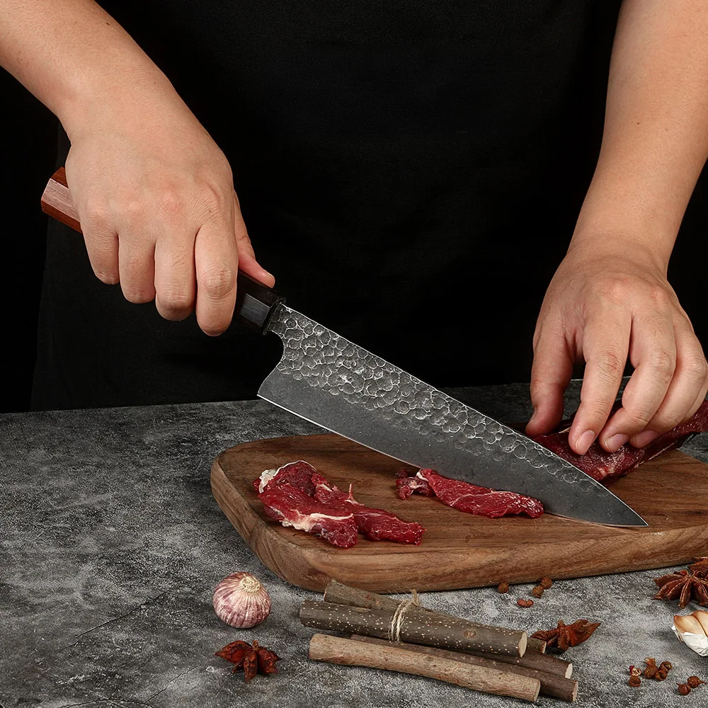 bucătar japonez care taie friptura cu cuțitul premium kiritsuke