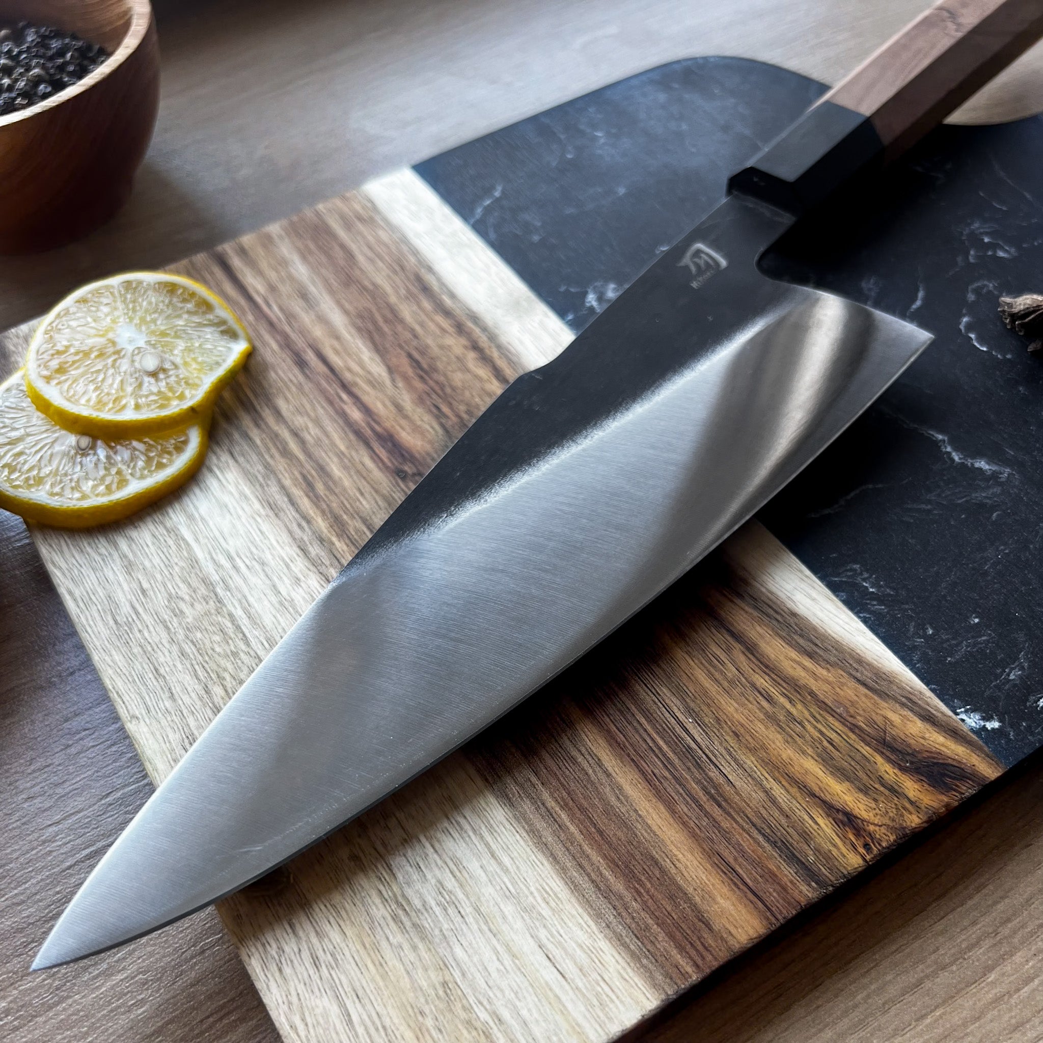 Cuțitul bucatarului, Hikari - Lamă profesională din oțel carbon cu mâner din lemn de măslin pentru excelență culinară - Hikari