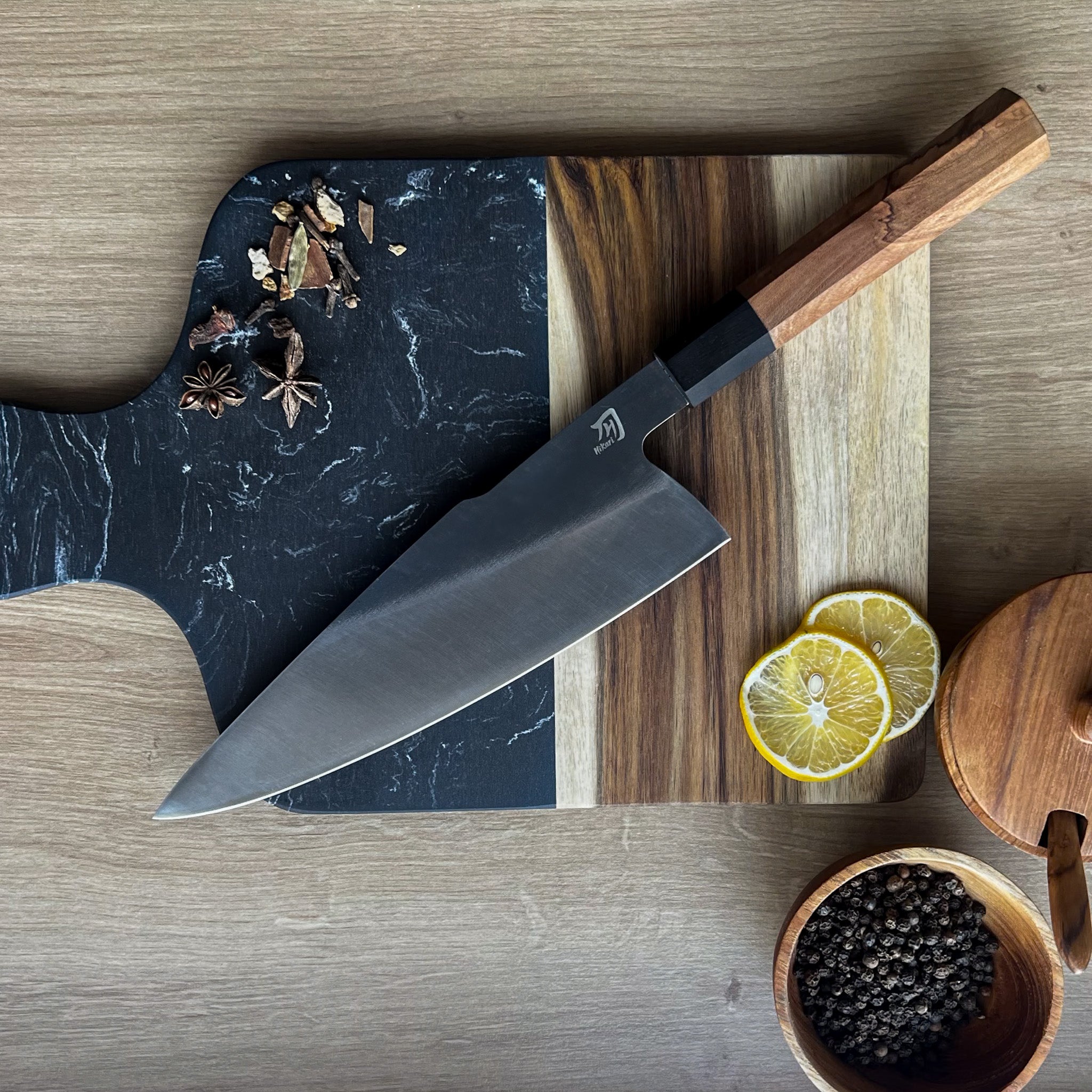 Cuțitul bucatarului, Hikari - Lamă profesională din oțel carbon cu mâner din lemn de măslin pentru excelență culinară - Hikari
