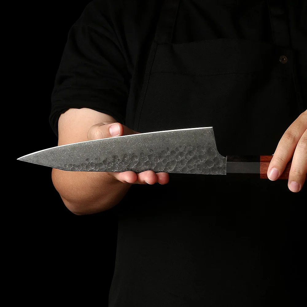cuțit japonez în mâinile unui bucătar japonez pregătit să taie sushi