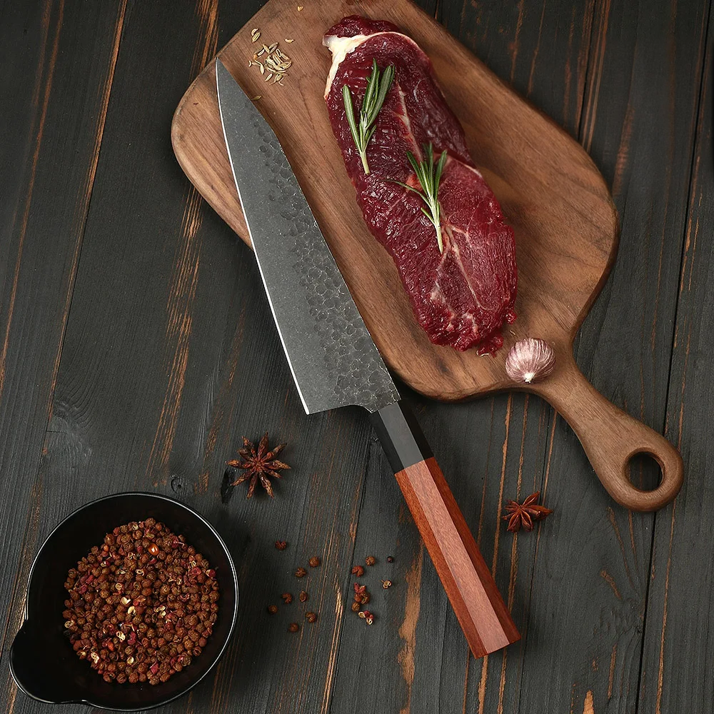 Cuțit japonez profesional Kiritsuke pe o placă de lemn lângă o friptură