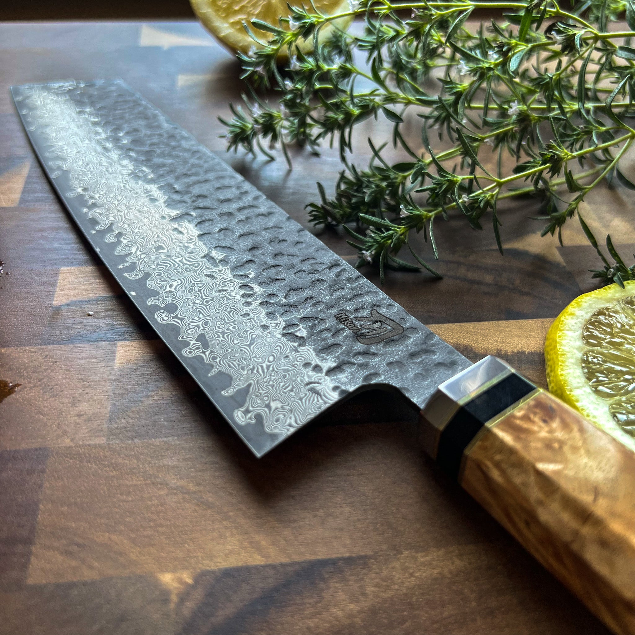 Cutit Profesional Kiritsuke, Hikari – Lama Damasc VG -10, Finisaj Kurouchi, Cutit stil Japonez pentru Feliere și Tăiere