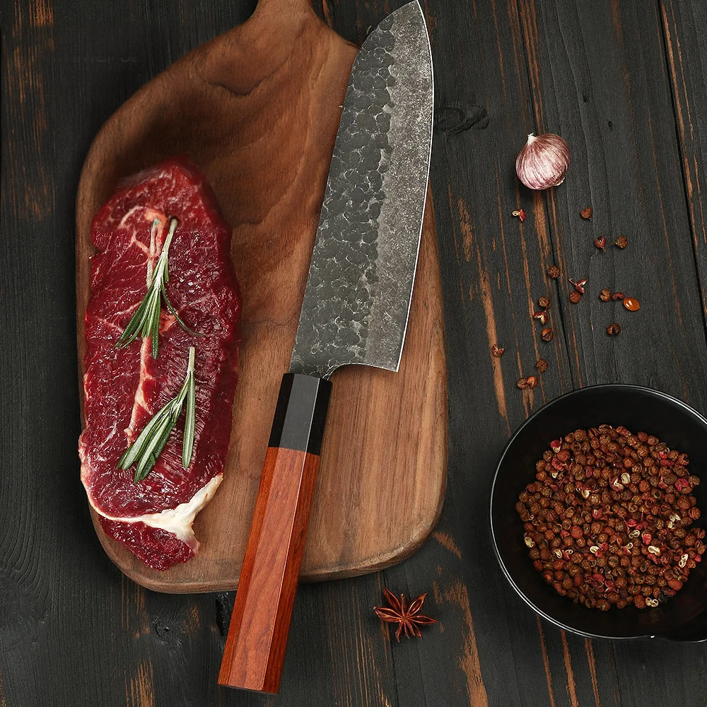 Cuțit santoku profesional japonez din oțel carbon, pe o placă de lemn, lângă friptură