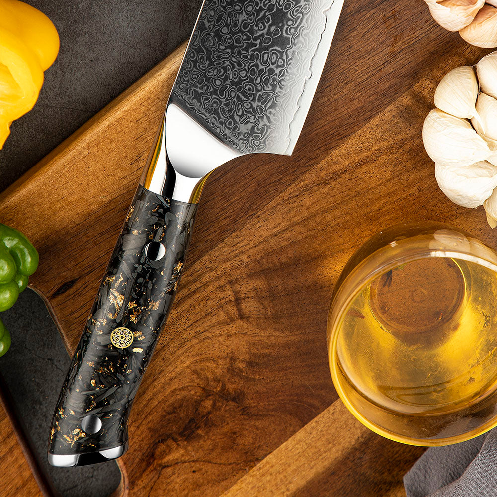 Cuțit Profesional Santoku – Lamă din Damasc și VG -10 18 cm, Mâner din Fibră de Carbon, Cuțit pentru Bucătărie