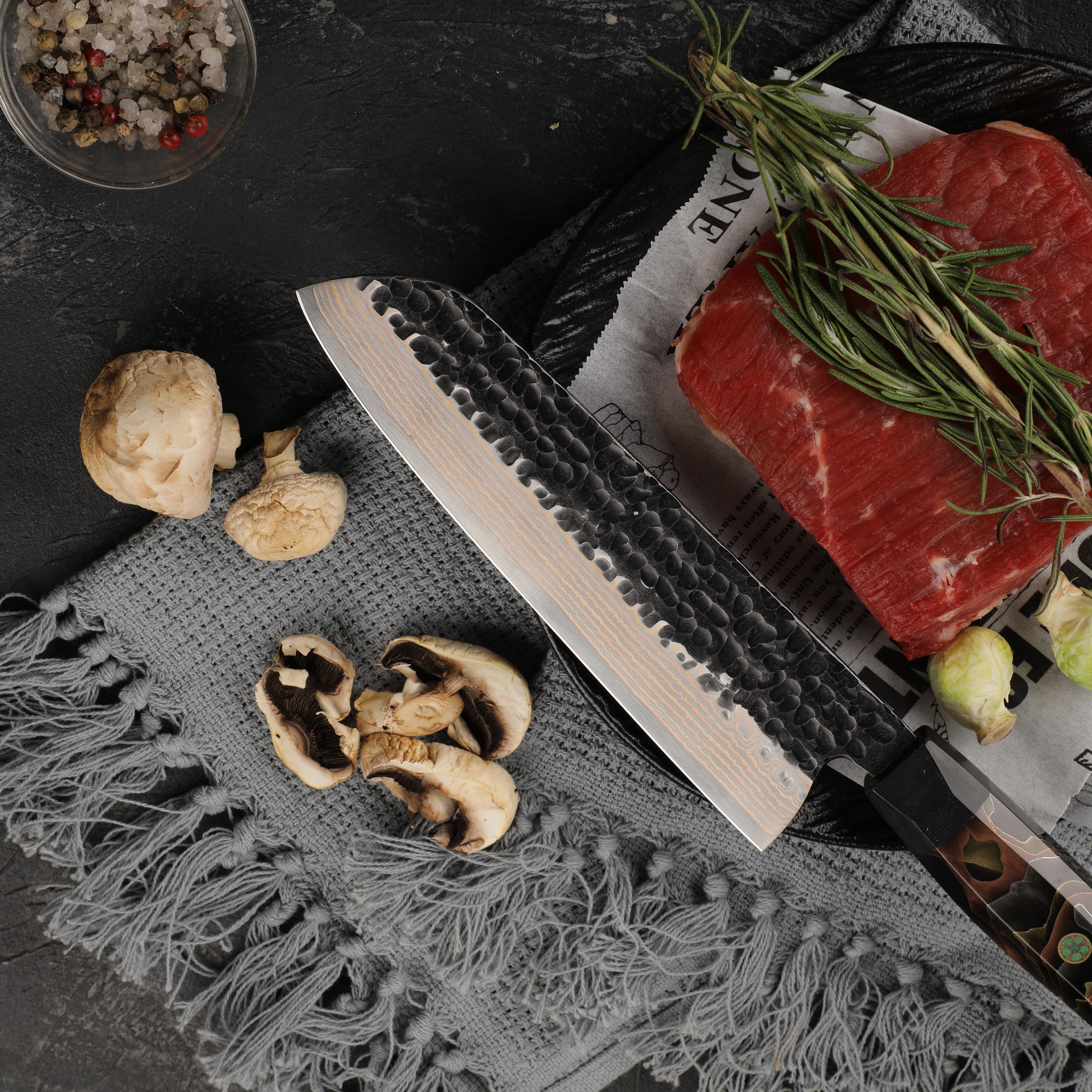 Cuțit Santoku Premium – Stil Japonez, Oțel VG-10 cu Finisaj Damascus Cupru, Mâner din Rășină cu Cupru – Cuțit de Bucătărie de Înaltă Performanță