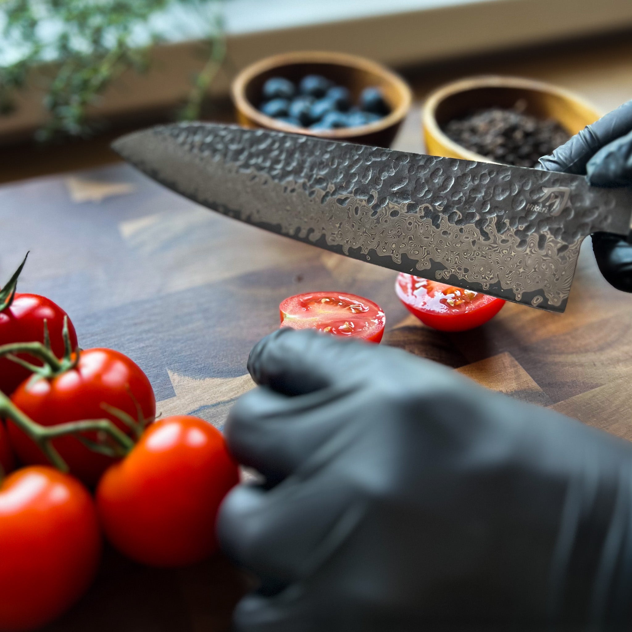 Damascus Knife slicing tomatoes easily