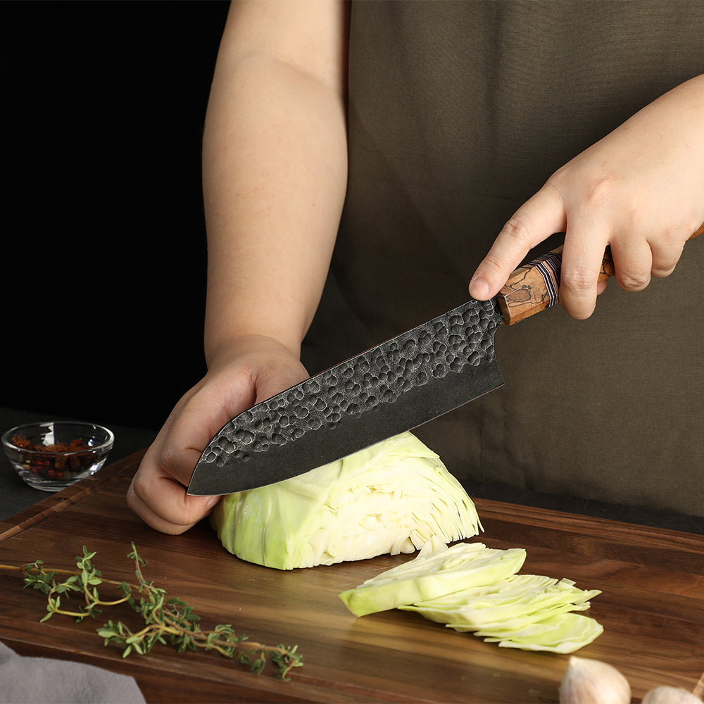 Cuțit de Bucătărie Santoku – Cuțit Versatil pentru Tăiat Carne și Legume, Stil Japonez, cu Lamă din Oțel Carbon și Mâner din Artar